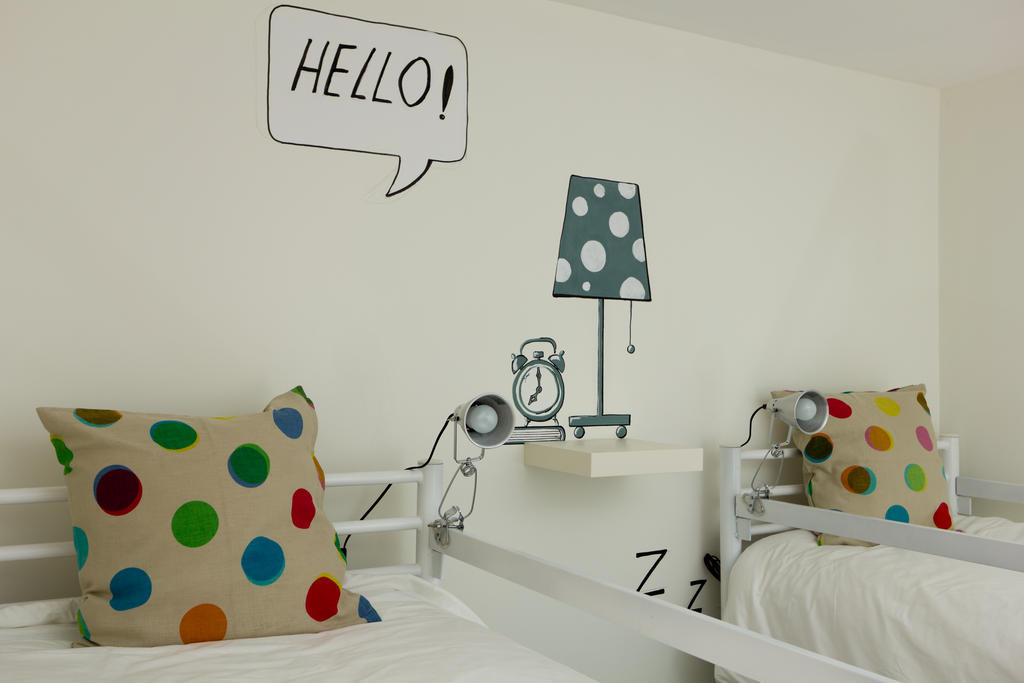 Turismo Do Seculo Hotel Estoril Szoba fotó The alarm clock and the lamp are both objects.